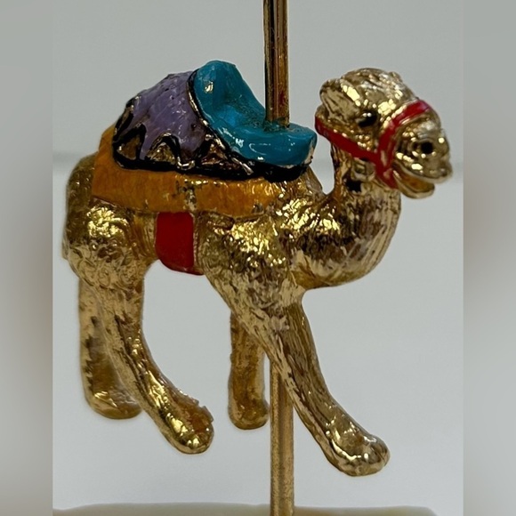 Gold figurine/ camel standing on a pole/pole is attached to onyx or quartz stone - Picture 11 of 11